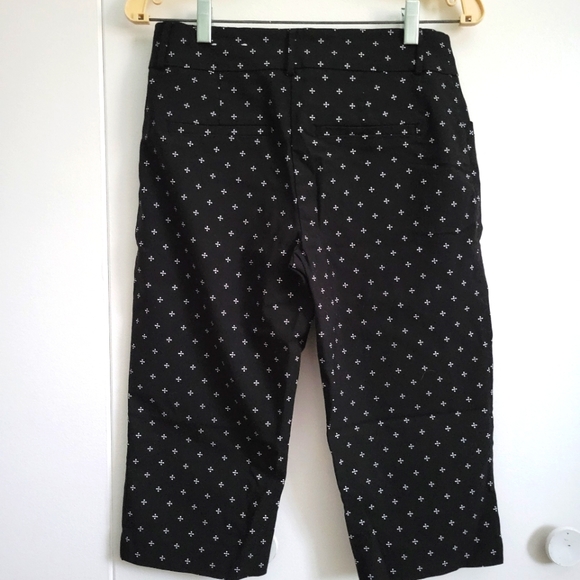 Black and white patterned capris that fit to the knee. Size 8 petites. - Picture 4 of 4